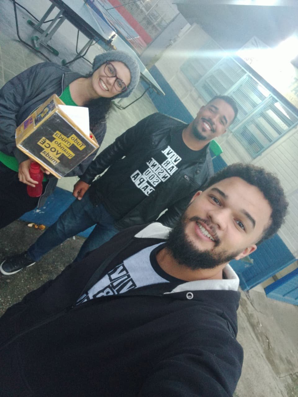 Voluntários da Escola da Vida em atividade no pátio da escola